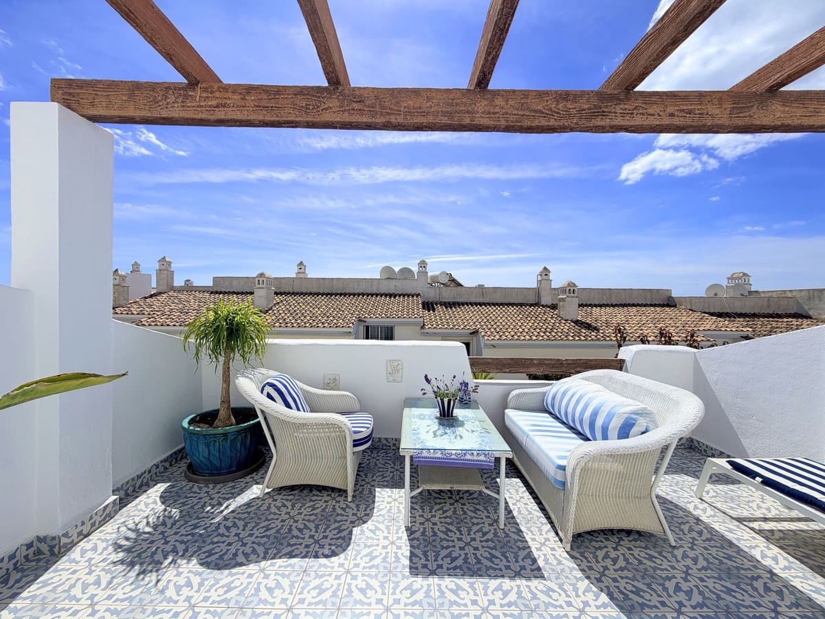 4 bedroom Townhouse for sale in La Duquesa / Puerto de la Duquesa with pool garage - € 450,000 (Ref: 10047556)