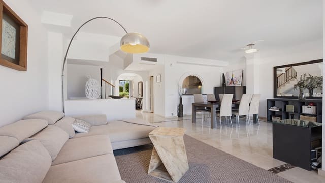 3 soveværelse Byhus til salg i La Duquesa / Puerto de la Duquesa, Manilva med swimmingpool garage - € 450.000 (Ref: 10047560)