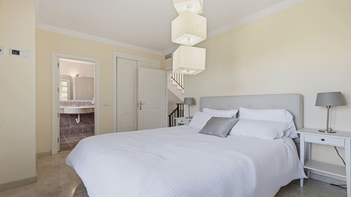 3 sovrum Hus till salu i La Duquesa / Puerto de la Duquesa med pool garage - 450 000 € (Ref: 10047560)