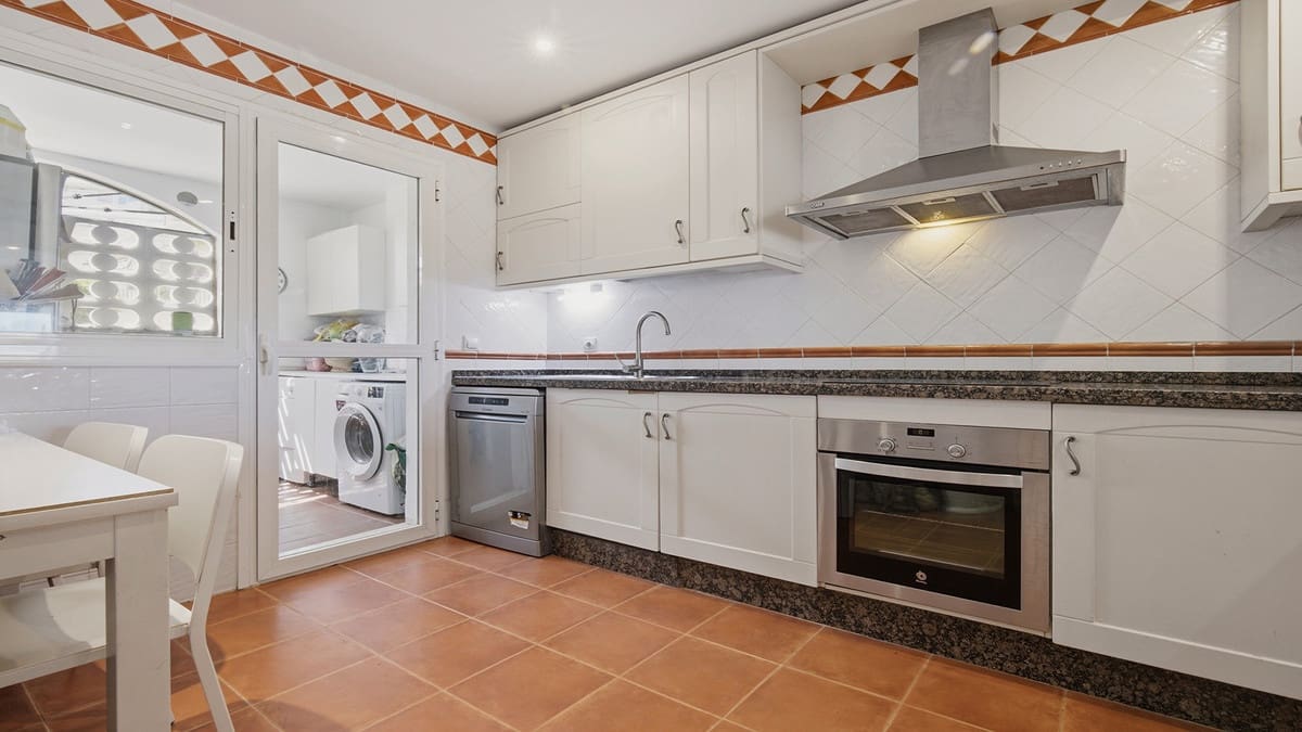 3 sovrum Hus till salu i La Duquesa / Puerto de la Duquesa med pool garage - 450 000 € (Ref: 10047560)
