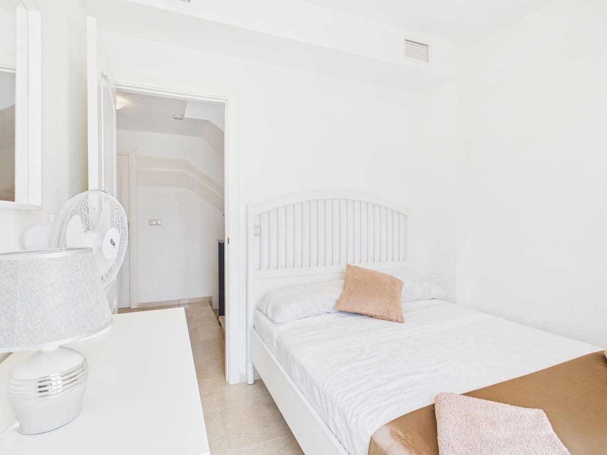 4 bedroom Townhouse for sale in La Duquesa / Puerto de la Duquesa with pool garage - € 370,000 (Ref: 10047577)