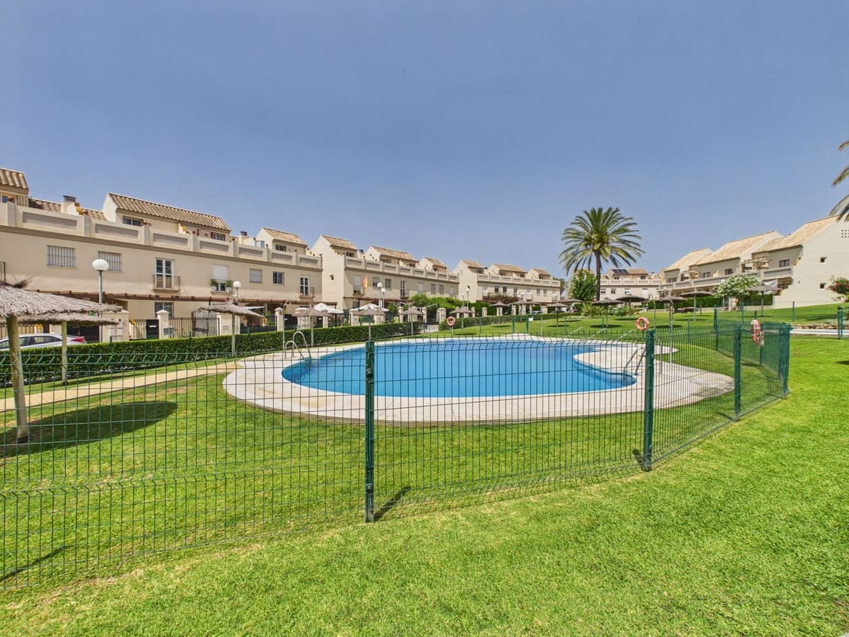 4 bedroom Townhouse for sale in La Duquesa / Puerto de la Duquesa with pool garage - € 370,000 (Ref: 10047577)