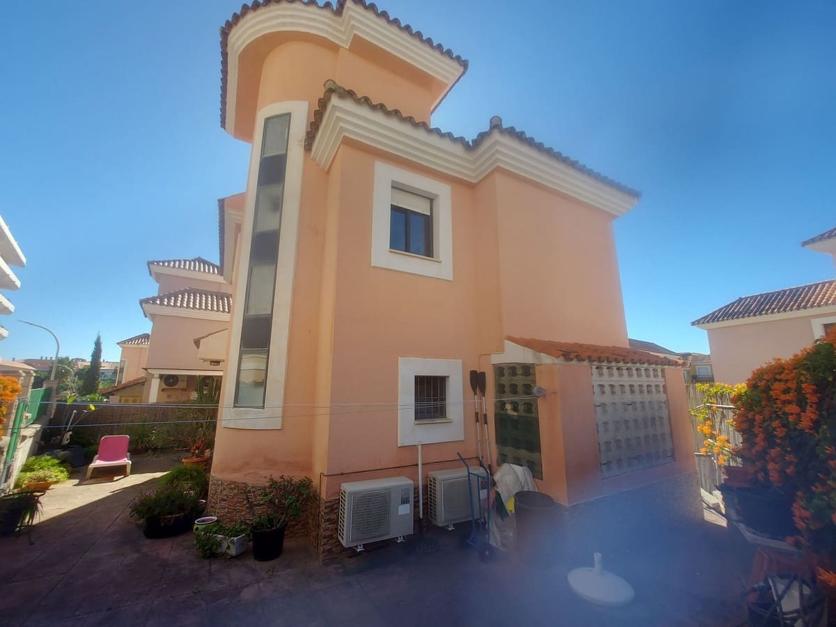 Chalet de 3 habitaciones en San Luis de Sabinillas en venta con piscina garaje - 420.000 € (Ref: 10047589)