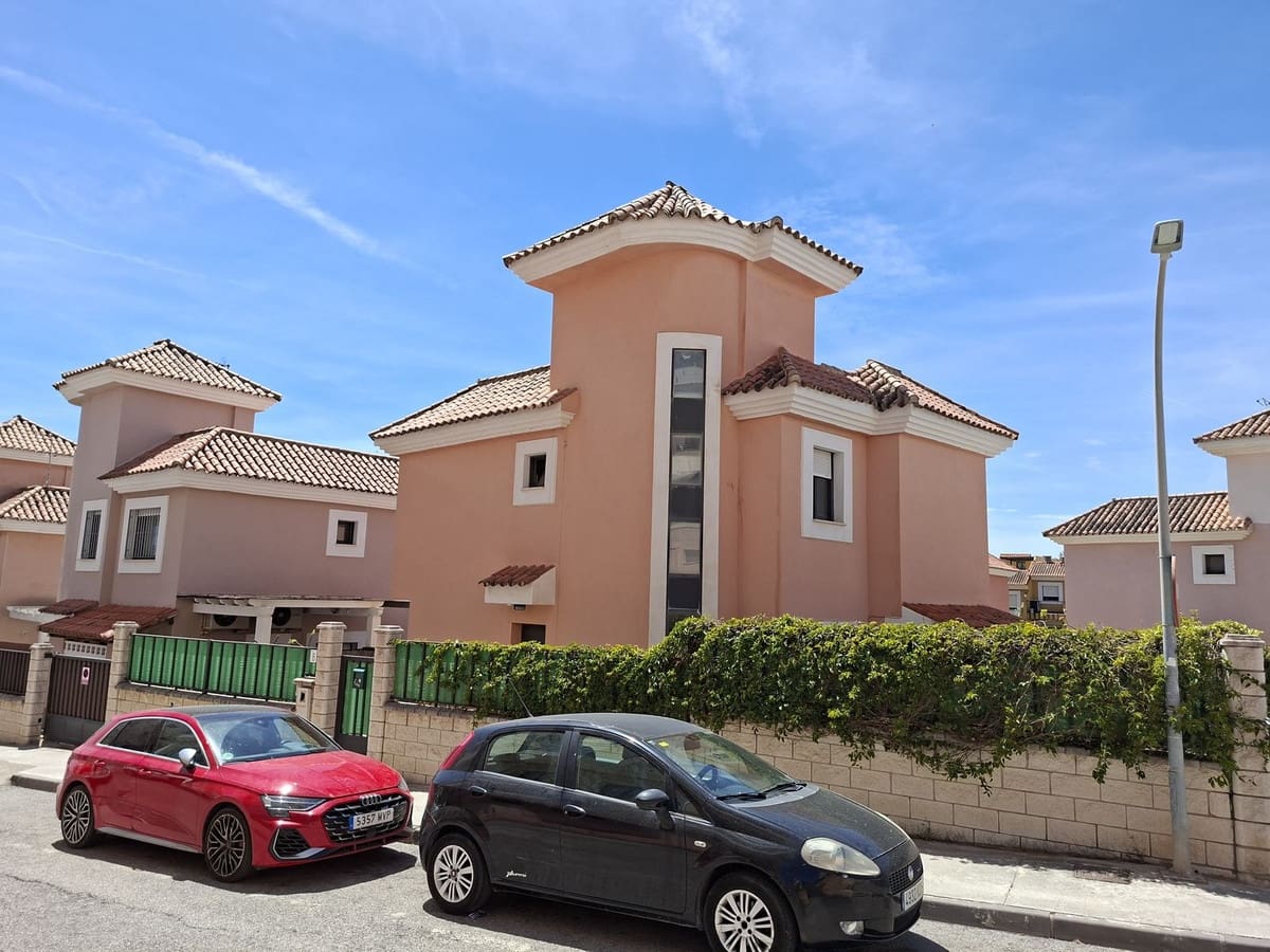 Chalet de 3 habitaciones en San Luis de Sabinillas en venta con piscina garaje - 420.000 € (Ref: 10047589)