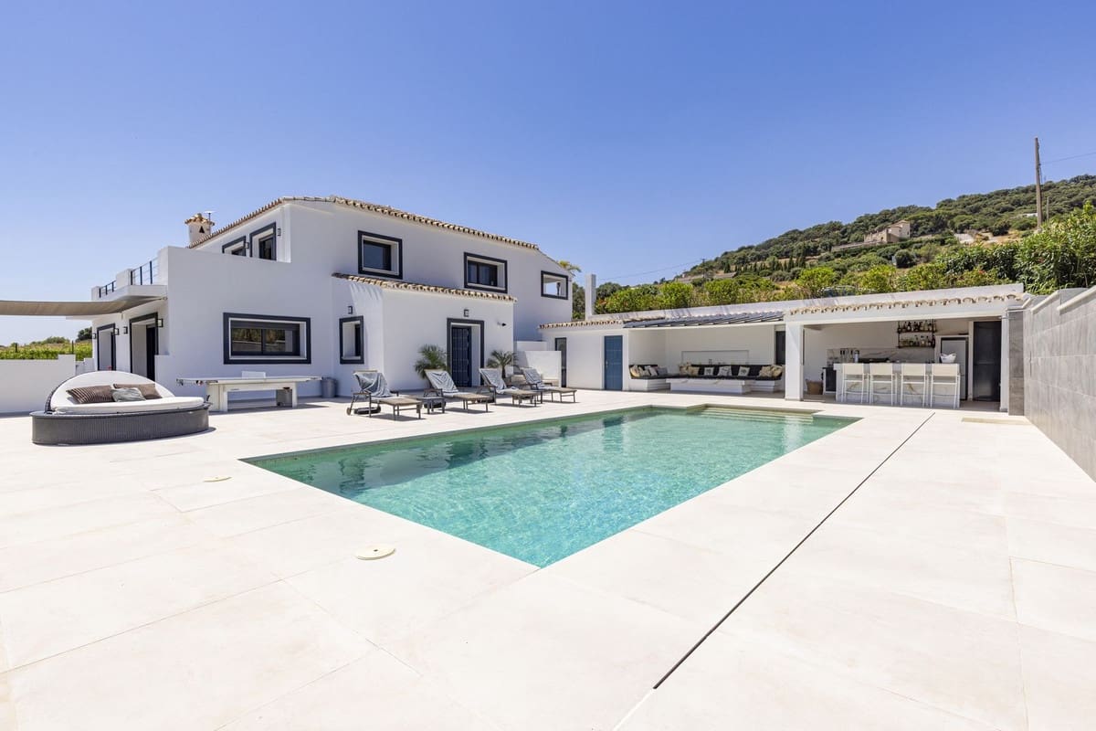 4 bedroom Villa for sale in Casares with pool garage - € 1,999,000 (Ref: 10047596)
