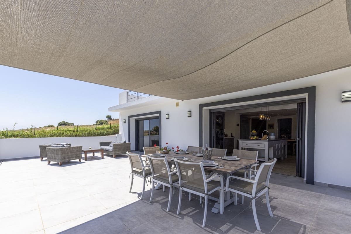 4 bedroom Villa for sale in Casares with pool garage - € 1,999,000 (Ref: 10047596)