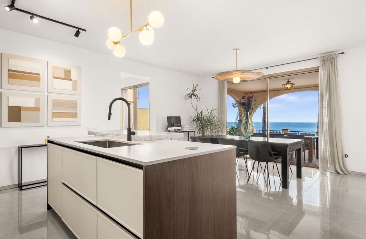7 bedroom Villa for sale in Estepona with pool garage - € 1,675,000 (Ref: 10049548)