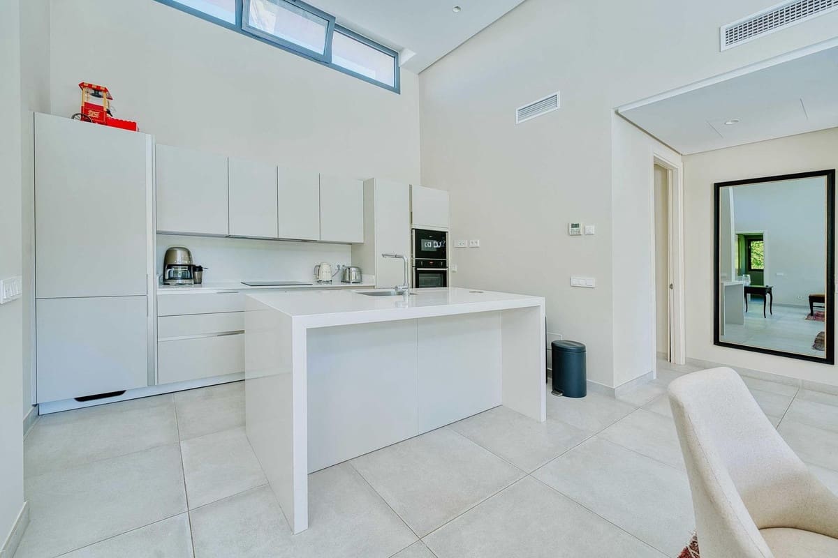 4 bedroom Villa for sale in Estepona with pool garage - € 1,895,000 (Ref: 10049578)