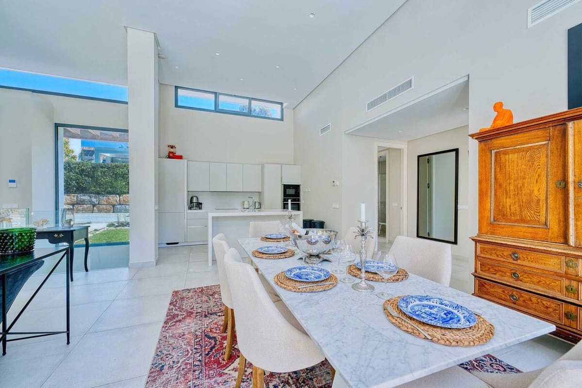 4 bedroom Villa for sale in Estepona with pool garage - € 1,895,000 (Ref: 10049578)