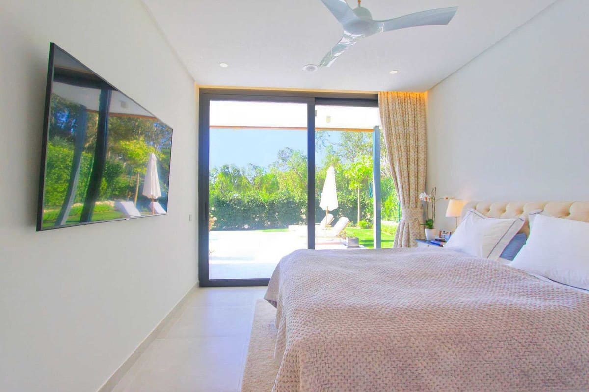 4 bedroom Villa for sale in Estepona with pool garage - € 1,895,000 (Ref: 10049578)