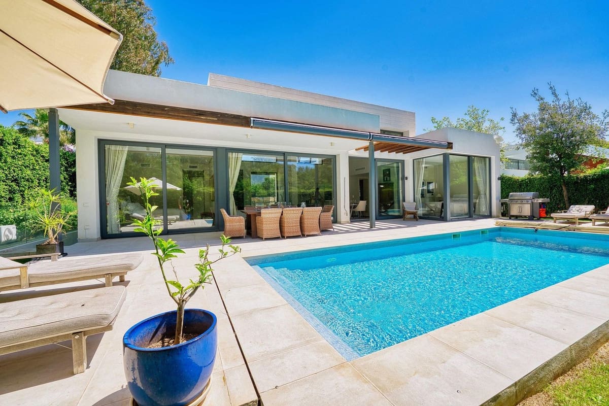 4 bedroom Villa for sale in Estepona with pool garage - € 1,895,000 (Ref: 10049578)