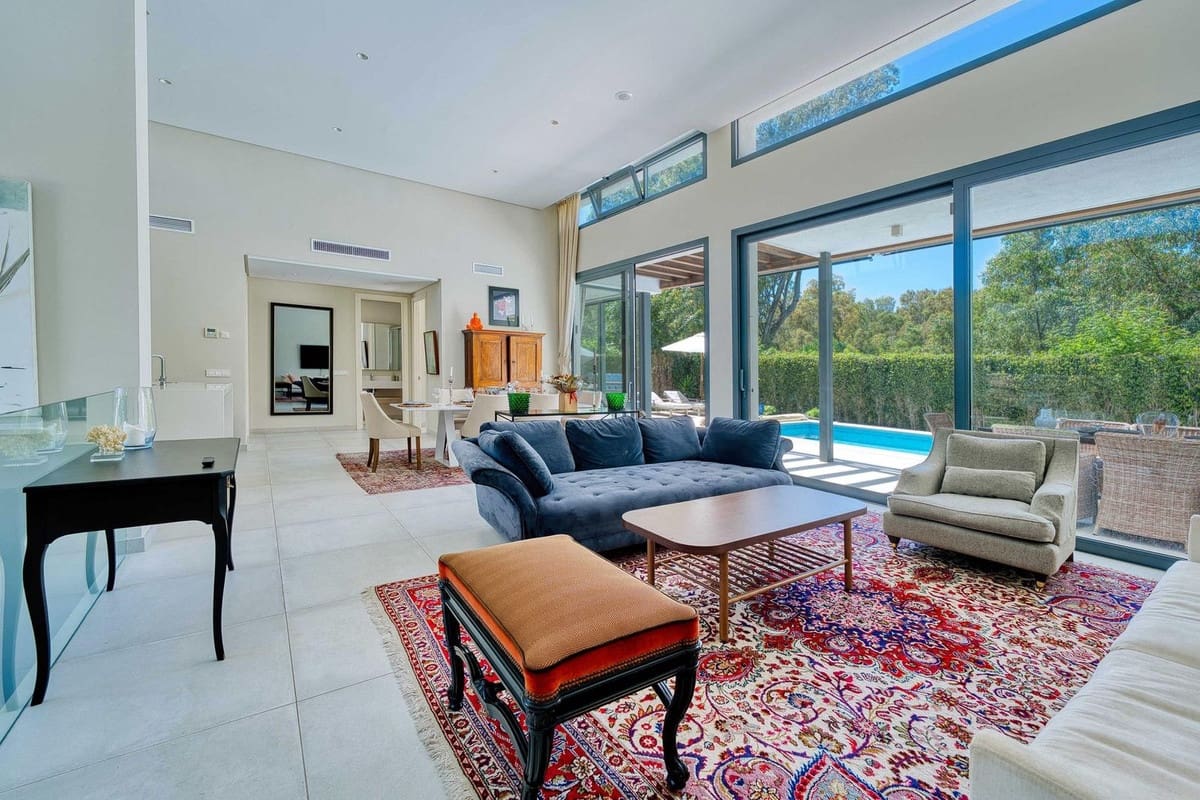 4 bedroom Villa for sale in Estepona with pool garage - € 1,895,000 (Ref: 10049578)