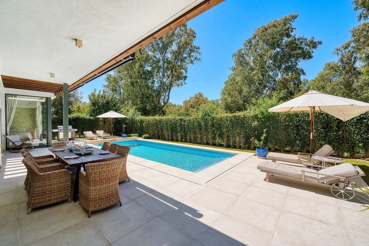 4 bedroom Villa for sale in Estepona with pool garage - € 1,895,000 (Ref: 10049578)