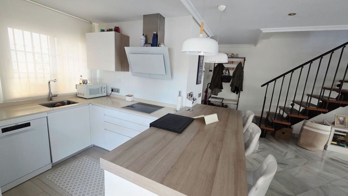 3 slaapkamer Huis te koop in New Golden Mile met zwembad garage - € 1.260.000 (Ref: 10055590)