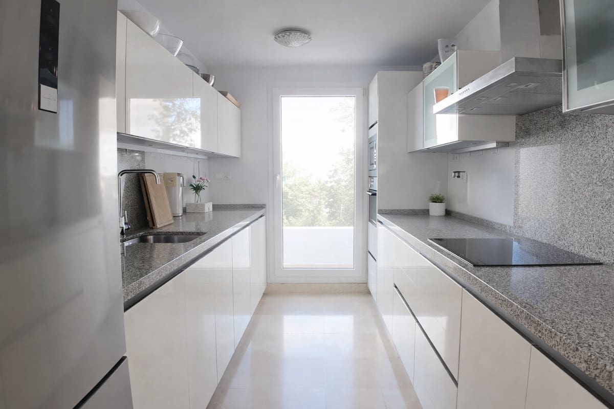 2 soverom Leilighet til salgs i Nueva Andalucia med svømmebasseng garasje - € 550 000 (Ref: 10059450)