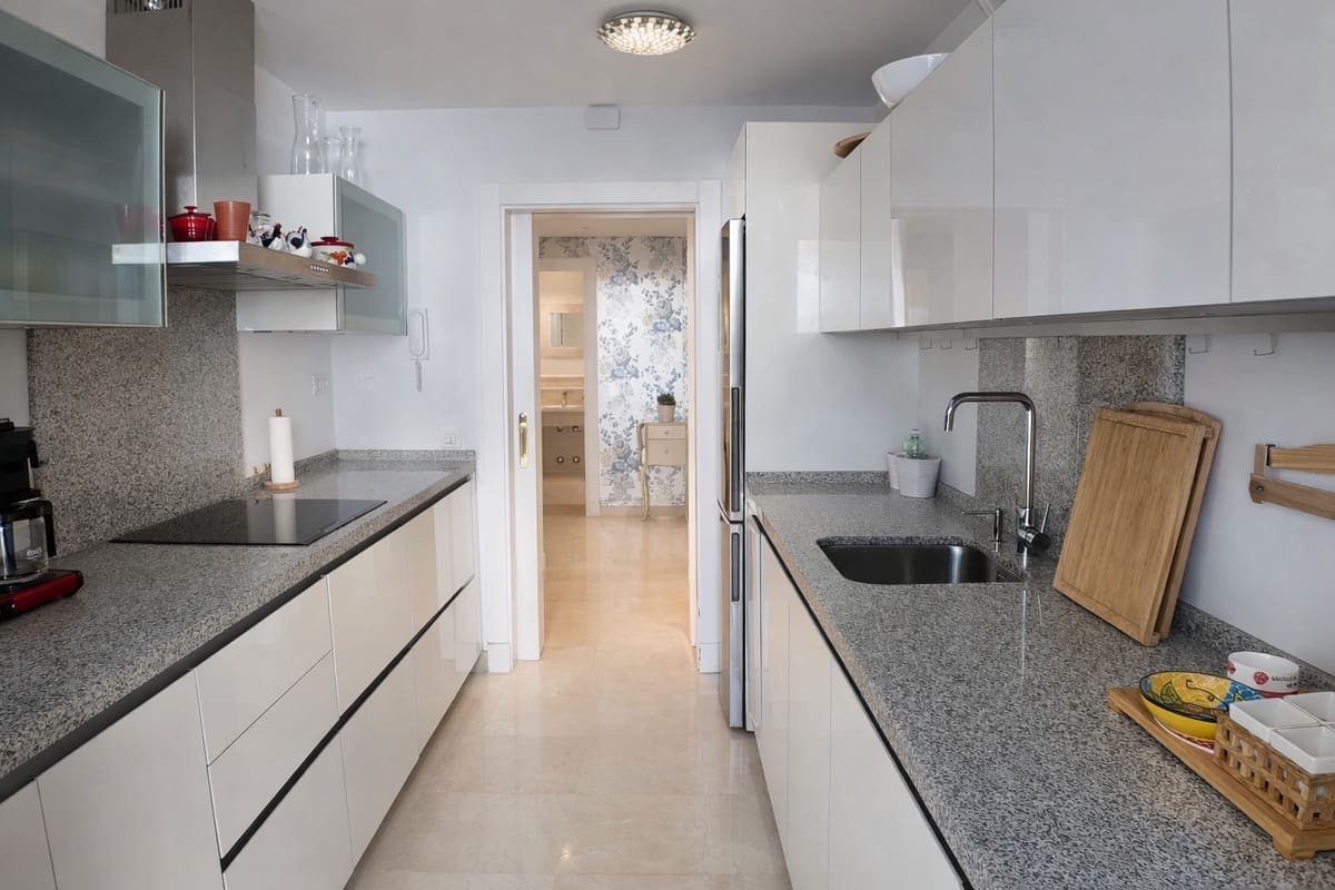 2 soverom Leilighet til salgs i Nueva Andalucia med svømmebasseng garasje - € 550 000 (Ref: 10059450)
