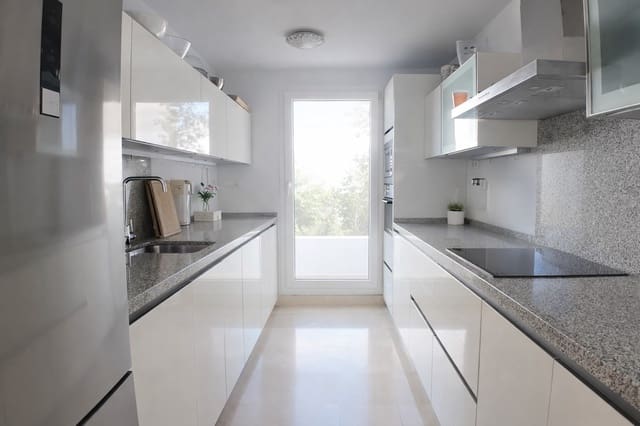 2 soverom Leilighet til salgs i Nueva Andalucia, Marbella med svømmebasseng garasje - € 550 000 (Ref: 10059450)