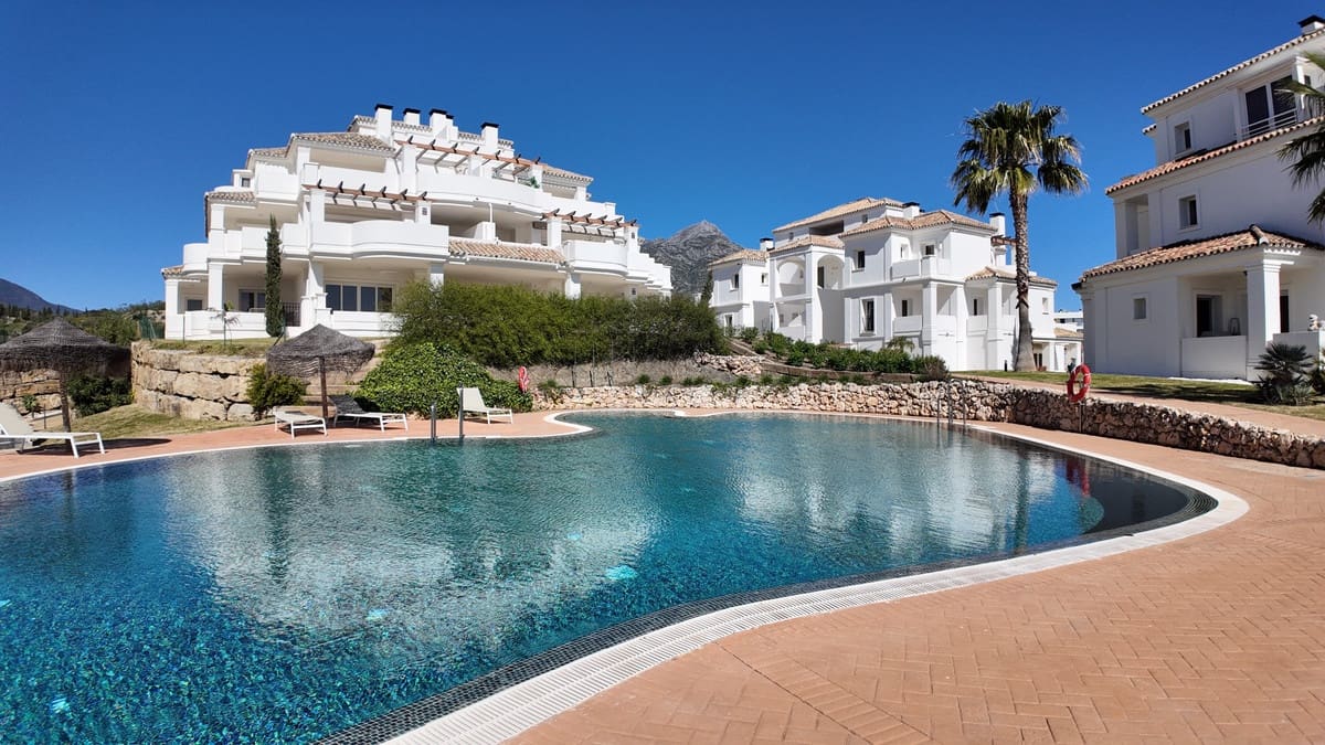 2 soverom Leilighet til salgs i Nueva Andalucia med svømmebasseng garasje - € 550 000 (Ref: 10059450)