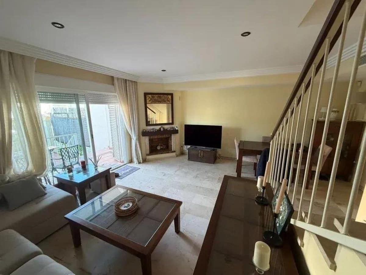 4 bedroom Townhouse for sale in El Rosario with pool garage - € 585,000 (Ref: 10059453)