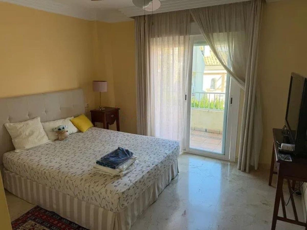 4 bedroom Townhouse for sale in El Rosario with pool garage - € 585,000 (Ref: 10059453)