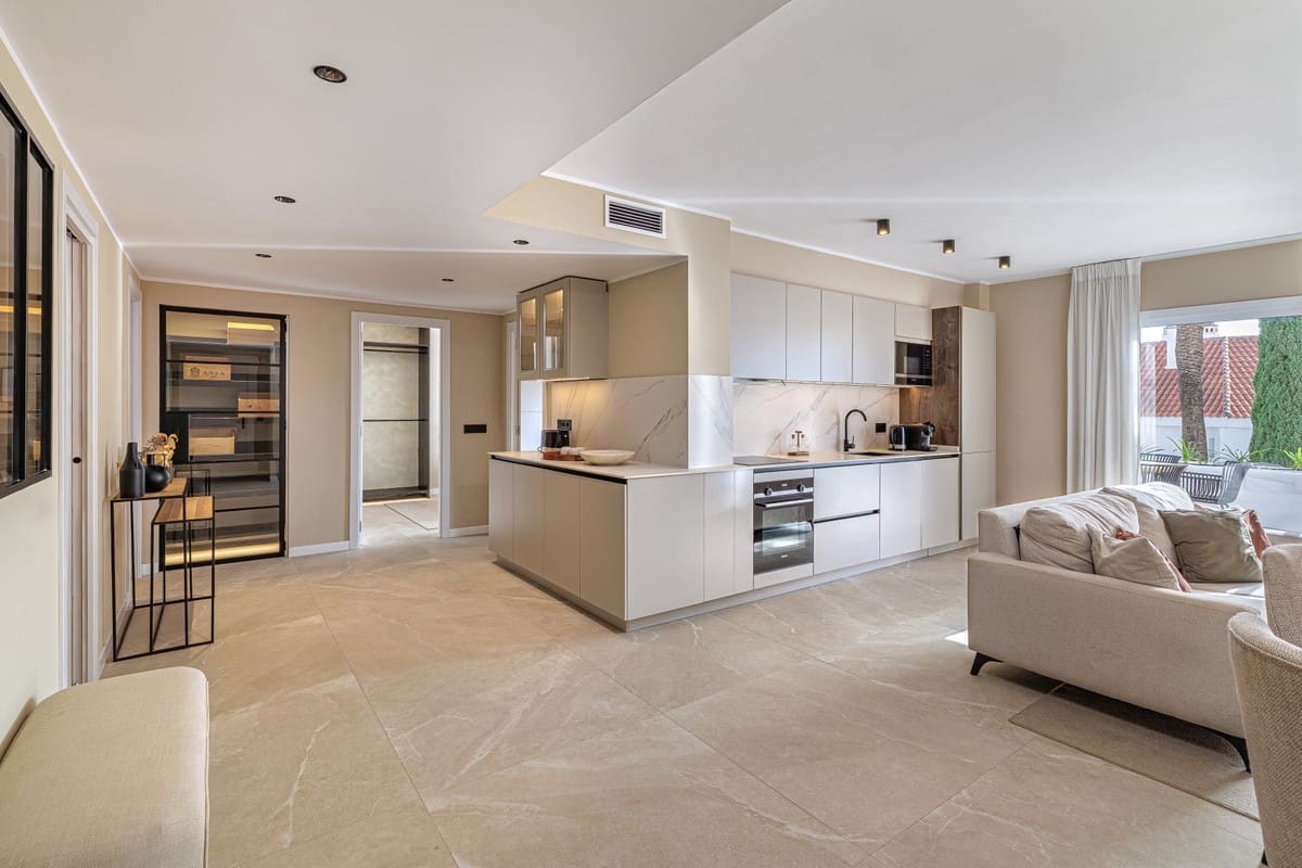 4 slaapkamer Appartement te koop in Nueva Andalucia met zwembad garage - € 775.000 (Ref: 10059455)