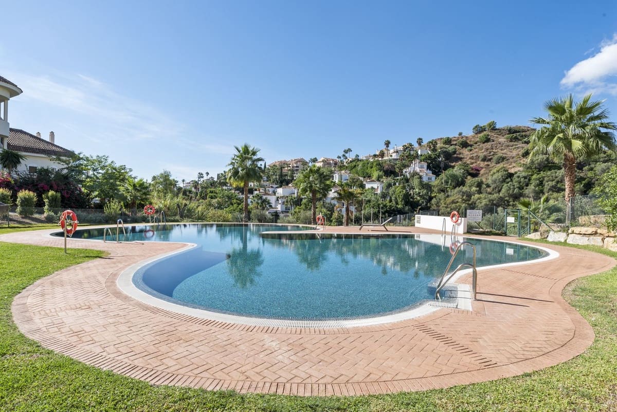 3 Zimmer Apartment zu verkaufen in Aloha Golf mit Pool Garage - 849.000 € (Ref: 10062002)