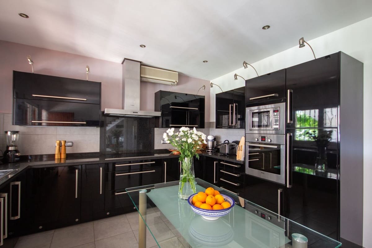 7 soverom Villa til salgs i Mijas Costa med svømmebasseng garasje - € 1 395 000 (Ref: 10075596)