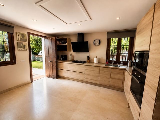 5 sypialnia Willa na sprzedaż w Mijas Golf, Mijas z basenem garażem - 1 325 000 € (Ref: 10079778)