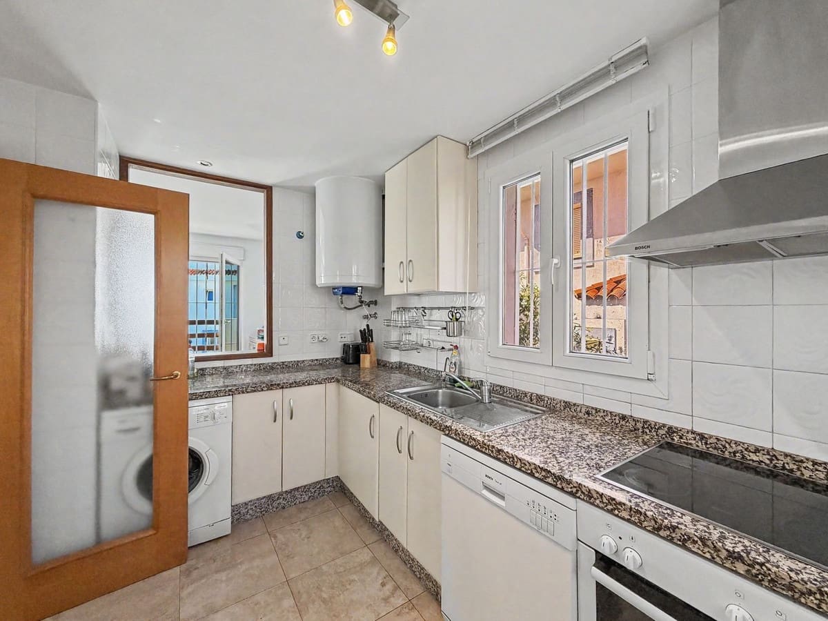 6 soveværelse Villa til salg i Manilva med swimmingpool garage - € 550.000 (Ref: 10081116)
