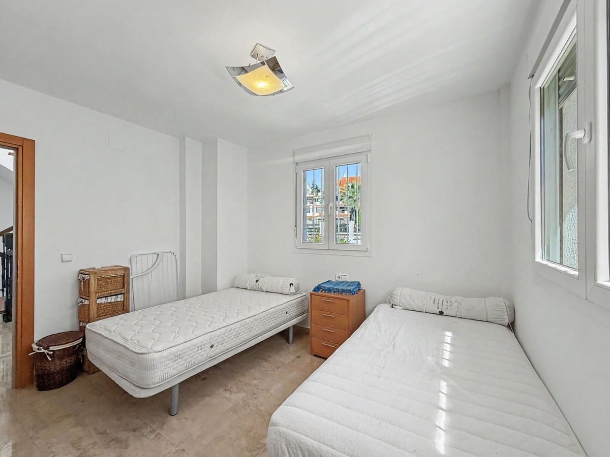 6 soveværelse Villa til salg i Manilva med swimmingpool garage - € 550.000 (Ref: 10081116)