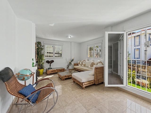 6 soveværelse Villa til salg i Manilva med swimmingpool garage - € 550.000 (Ref: 10081116)