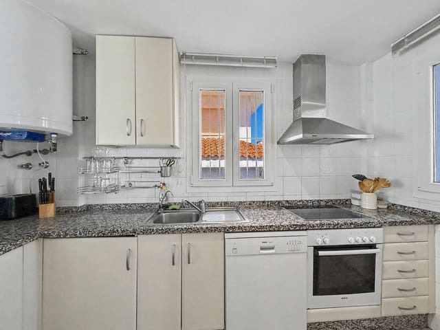 6 soveværelse Villa til salg i Manilva med swimmingpool garage - € 550.000 (Ref: 10081116)