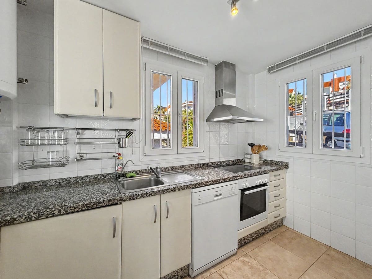 6 soveværelse Villa til salg i Manilva med swimmingpool garage - € 550.000 (Ref: 10081116)