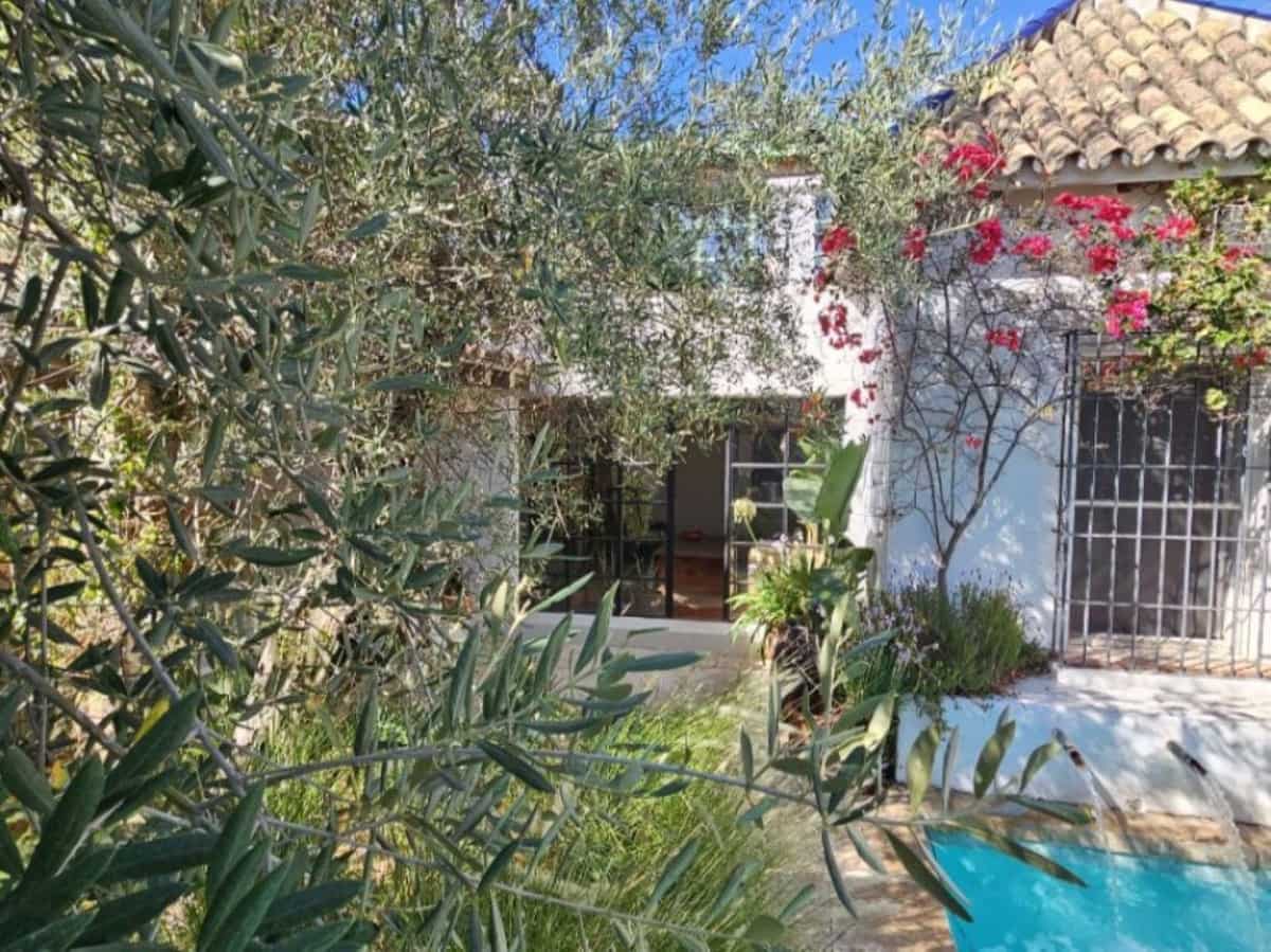 4 makuuhuone Huvila myytävänä paikassa Marbella mukana uima-altaan 
autotalli - 1 150 000 € (Ref: 10086113)