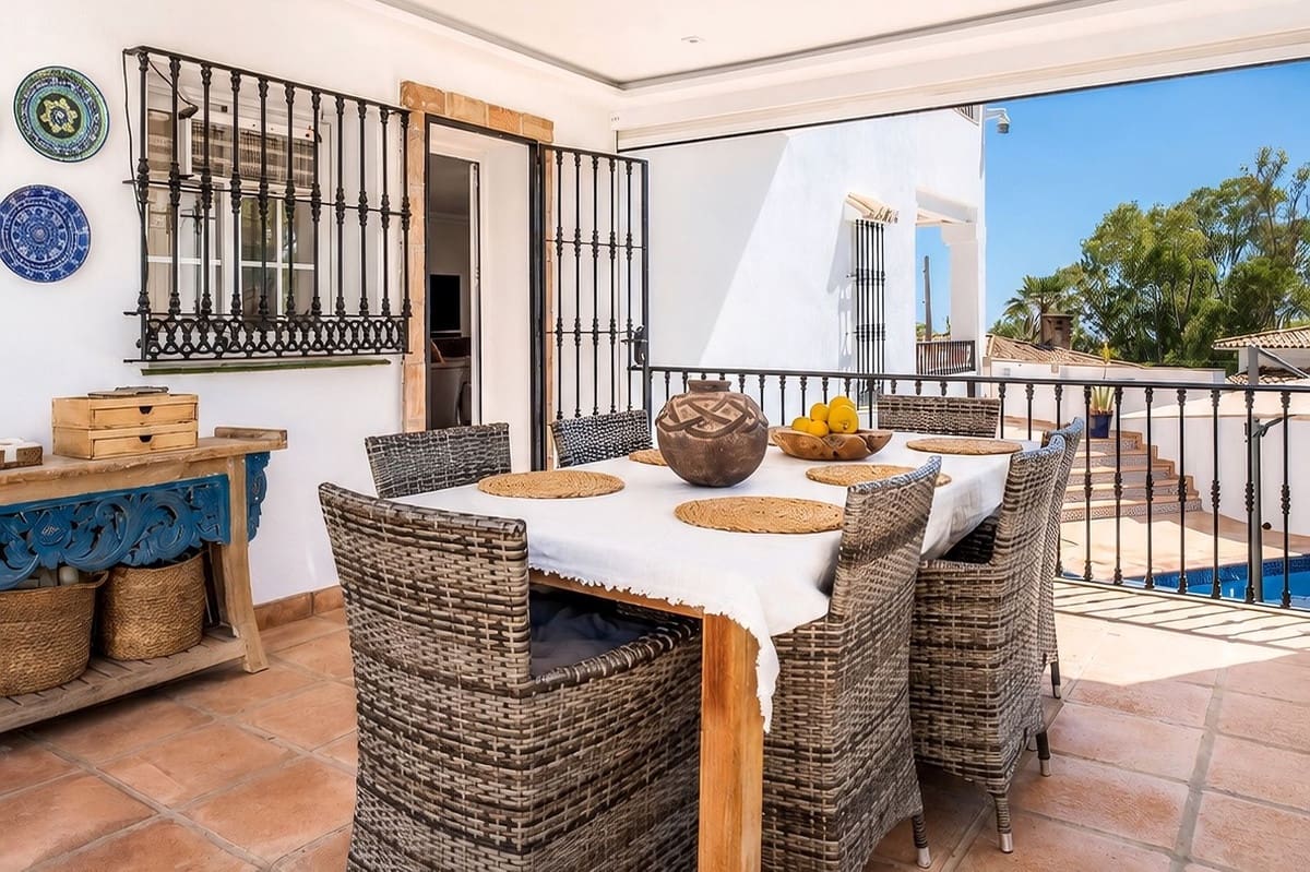 4 soverom Villa til salgs i Nueva Andalucia med svømmebasseng garasje - € 1 500 000 (Ref: 10086505)