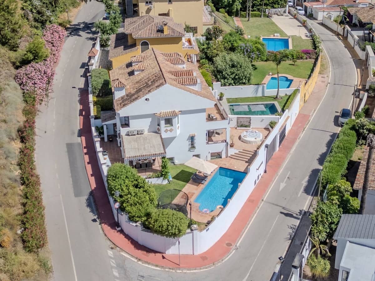4 soverom Villa til salgs i Nueva Andalucia med svømmebasseng garasje - € 1 500 000 (Ref: 10086505)