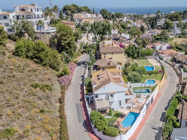 4 soverom Villa til salgs i Nueva Andalucia, Marbella med svømmebasseng garasje - € 1 500 000 (Ref: 10086505)