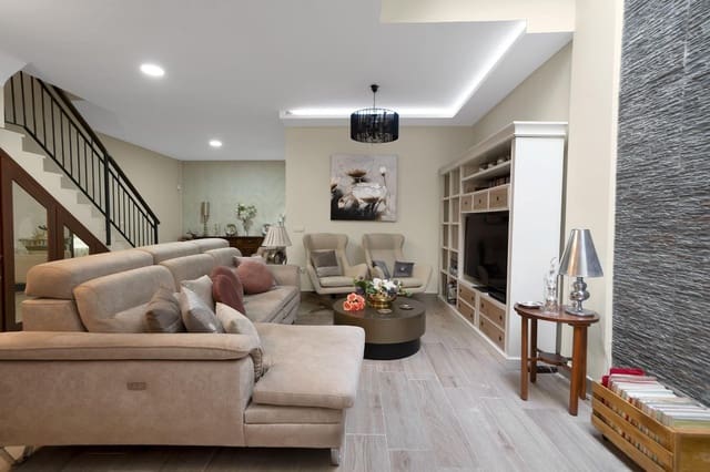 4 bedroom Townhouse for sale in Fuengirola with pool garage - € 525,000 (Ref: 10089685)