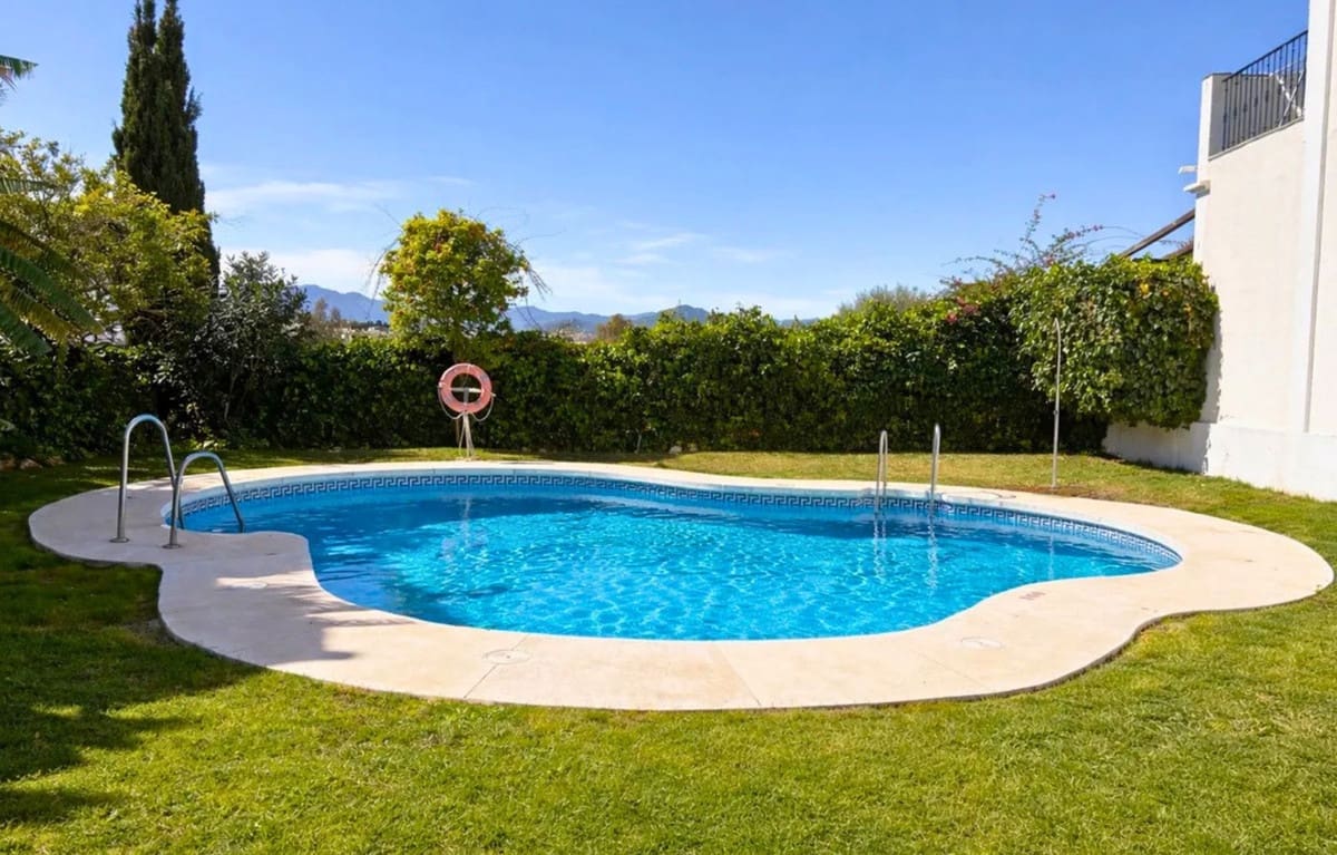 3 soveværelse Byhus til salg i Nueva Andalucia med swimmingpool garage - € 550.000 (Ref: 10089688)