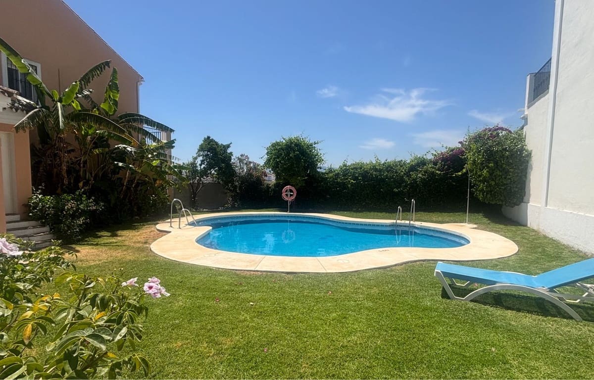 3 soveværelse Byhus til salg i Nueva Andalucia med swimmingpool garage - € 550.000 (Ref: 10089688)