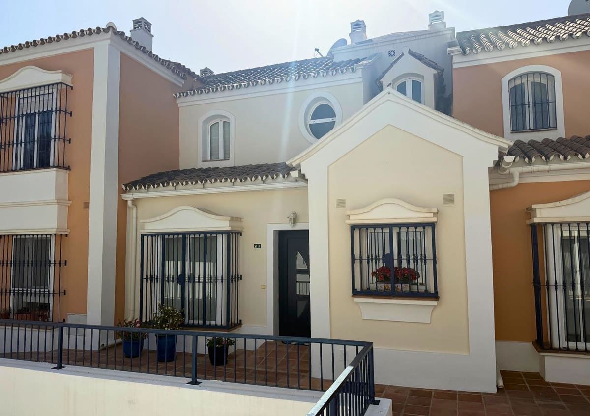 3 soveværelse Byhus til salg i Nueva Andalucia med swimmingpool garage - € 550.000 (Ref: 10089688)