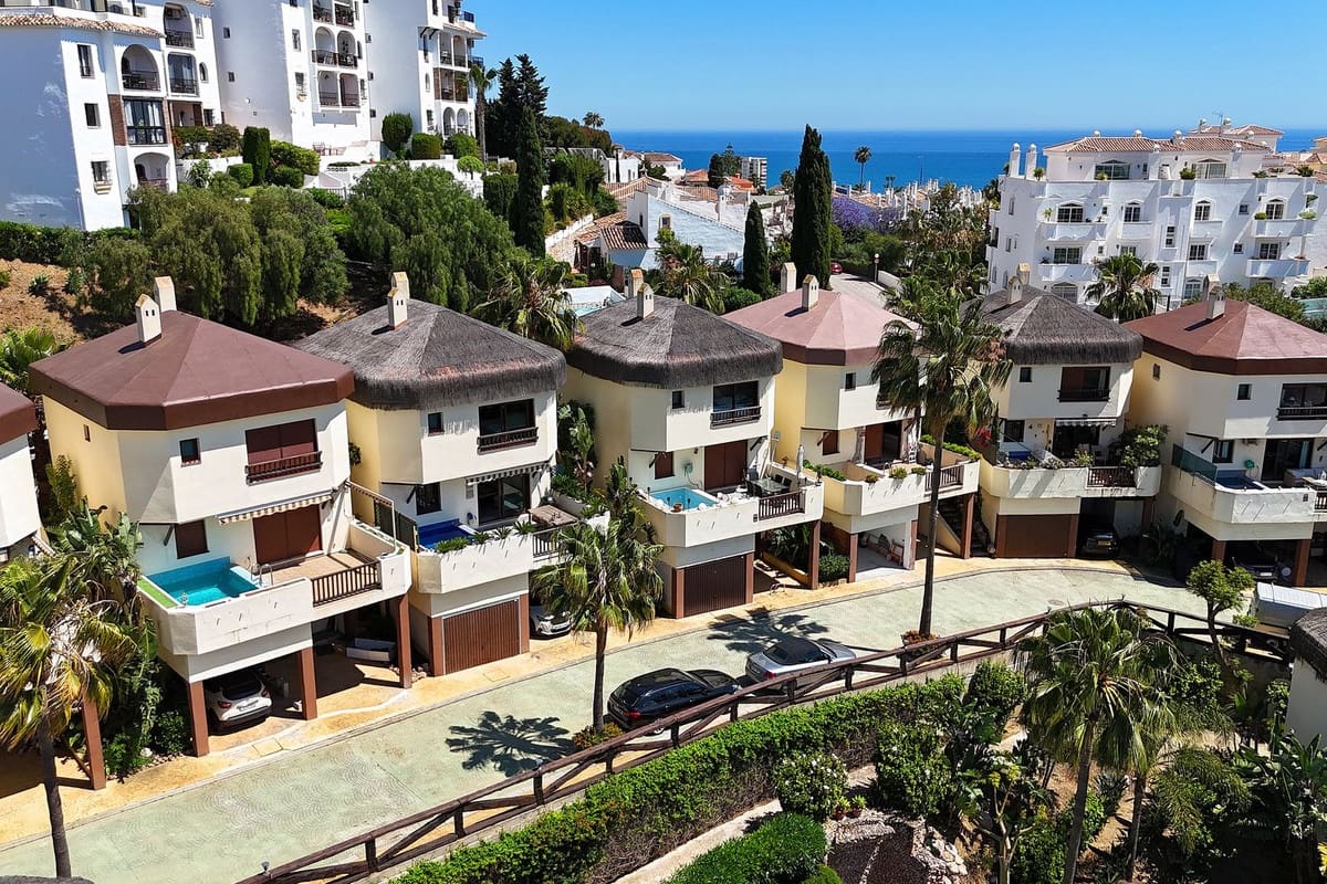 4 makuuhuone Huvila myytävänä paikassa Riviera del Sol mukana uima-altaan 
autotalli - 698 000 € (Ref: 10090868)