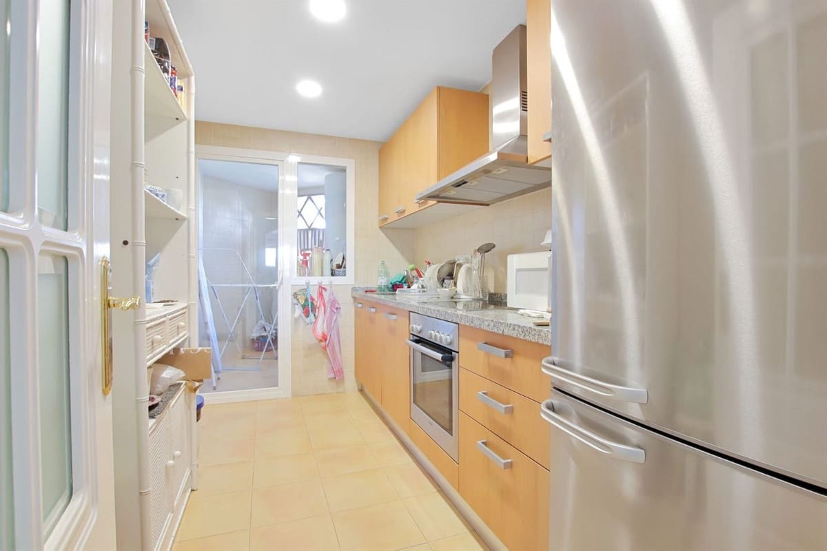 3 sypialnia Penthouse na sprzedaż w Benahavis z basenem garażem - 435 000 € (Ref: 10094515)
