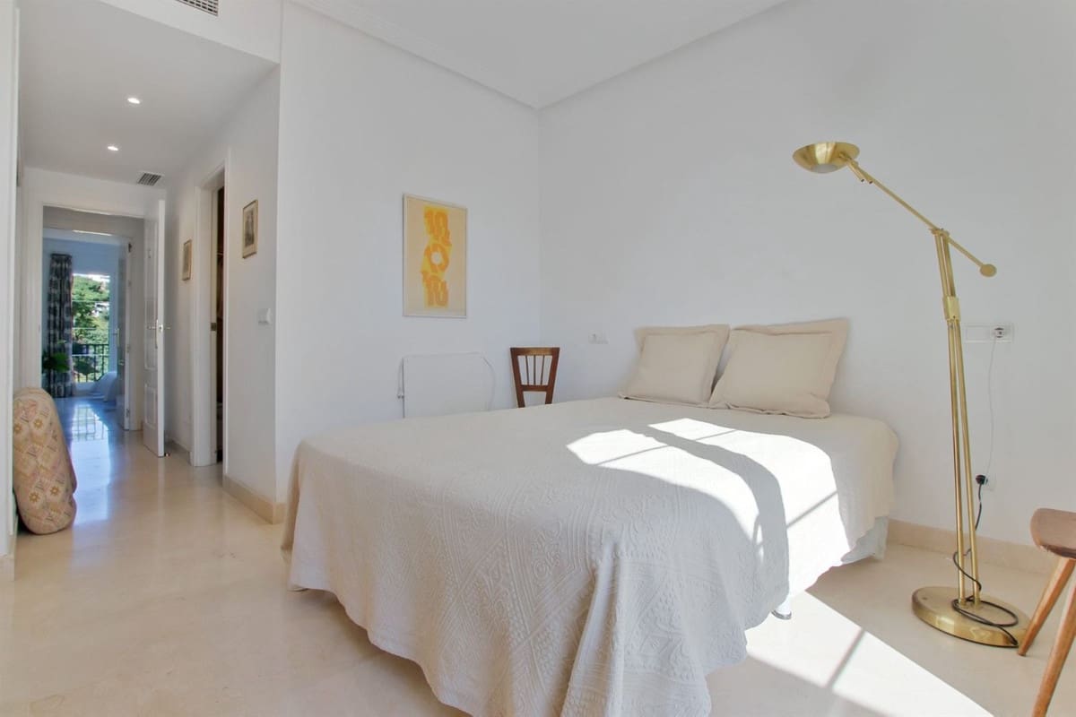 3 sypialnia Penthouse na sprzedaż w Benahavis z basenem garażem - 435 000 € (Ref: 10094515)