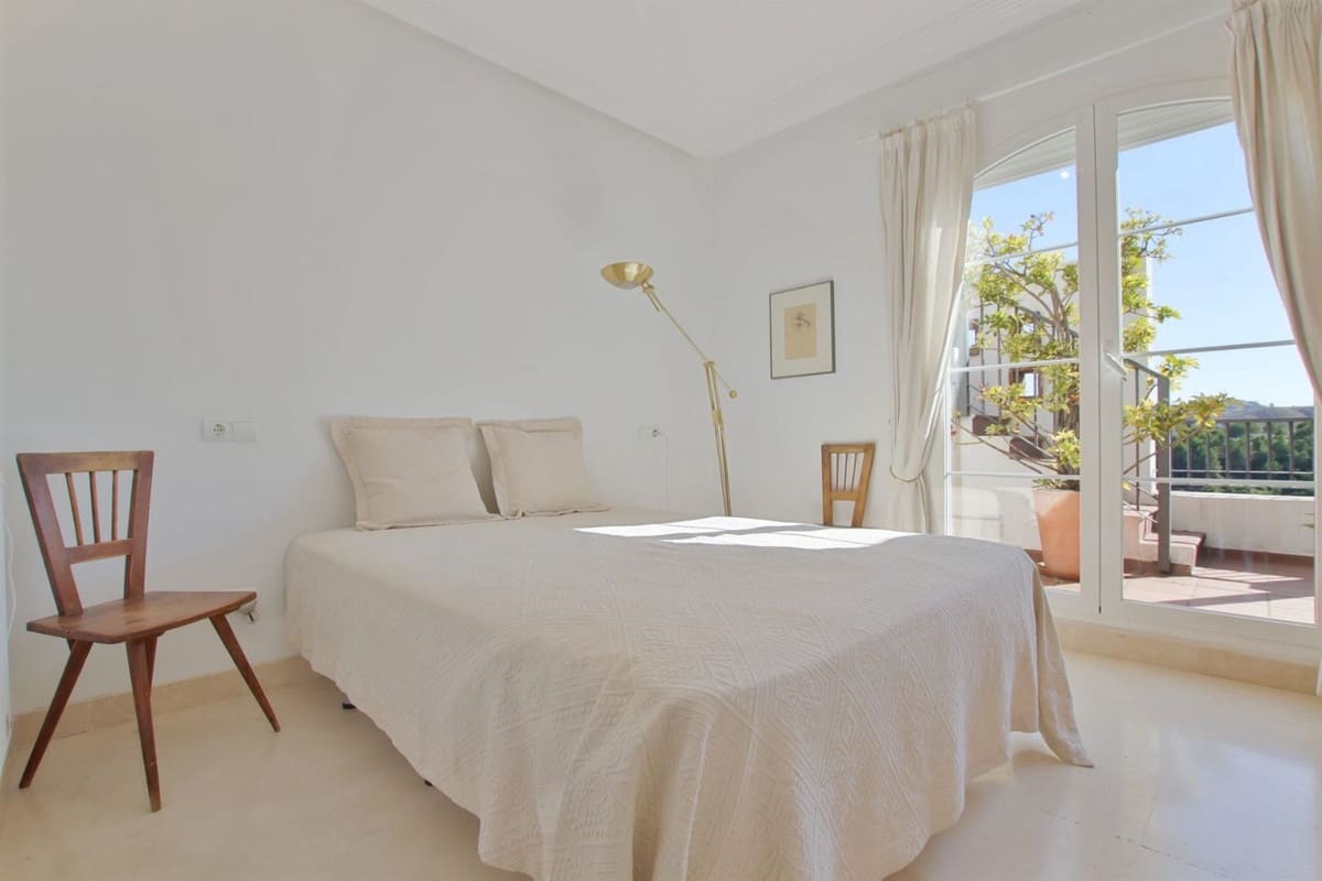 3 sypialnia Penthouse na sprzedaż w Benahavis z basenem garażem - 435 000 € (Ref: 10094515)