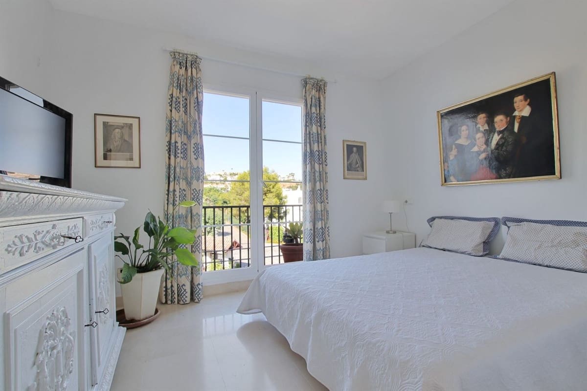 3 sypialnia Penthouse na sprzedaż w Benahavis z basenem garażem - 435 000 € (Ref: 10094515)