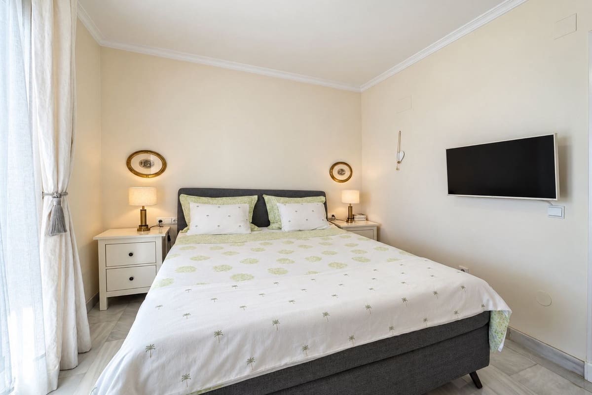 2 soveværelse Lejlighed til salg i Elviria med swimmingpool garage - € 750.000 (Ref: 10094587)