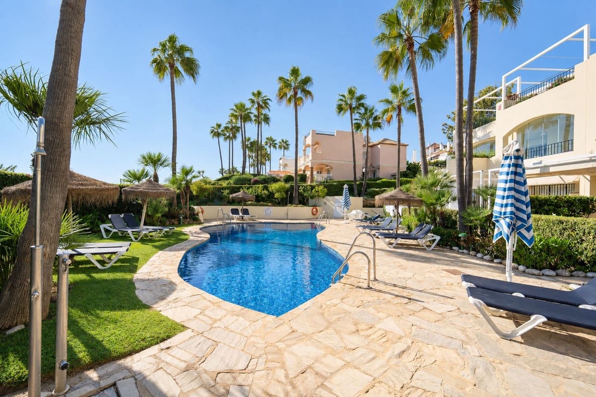 2 soveværelse Lejlighed til salg i Elviria med swimmingpool garage - € 750.000 (Ref: 10094587)