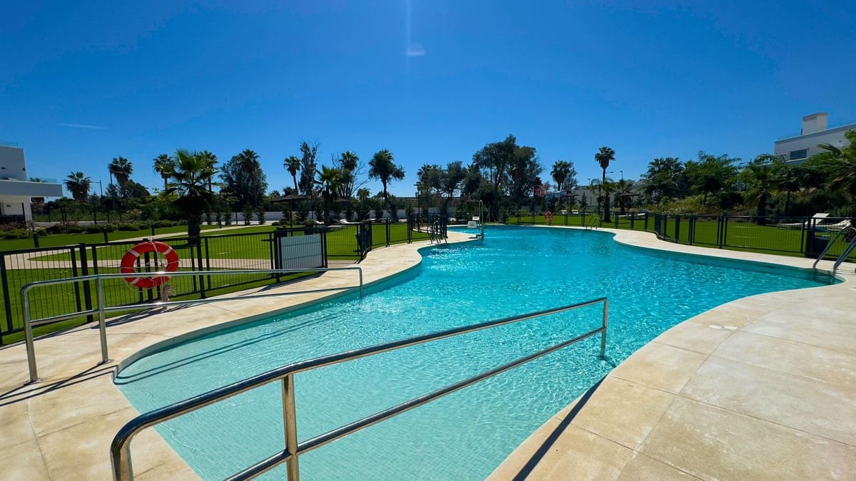 4 sypialnia Penthouse na sprzedaż w Estepona z basenem garażem - 795 000 € (Ref: 10094590)