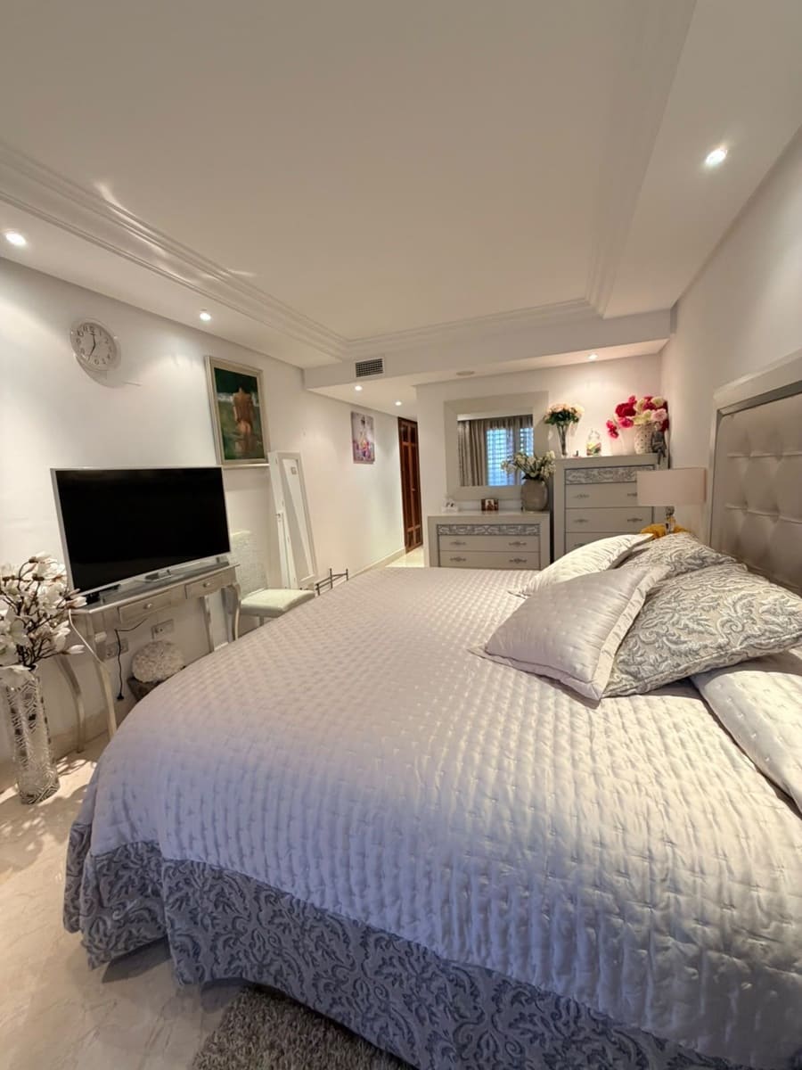 2 soverom Leilighet til salgs i New Golden Mile med svømmebasseng garasje - € 750 000 (Ref: 10098383)